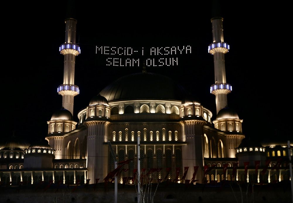Taksim Camii'ndeki Dijital Mahyaya