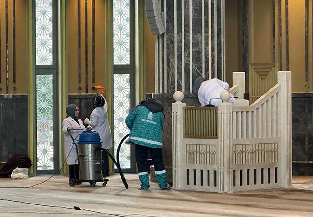 Taksim Camii ramazana haz�rl�k i�in g�l suyuyla y�kand�