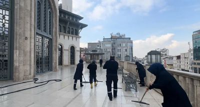 Taksim Camii ramazana haz�rl�k i�in g�l suyuyla y�kand�