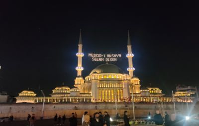 Taksim Camii'ndeki Dijital Mahyaya 