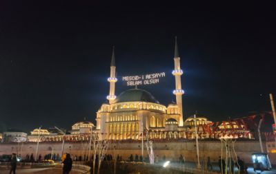 Taksim Camii'ndeki Dijital Mahyaya 
