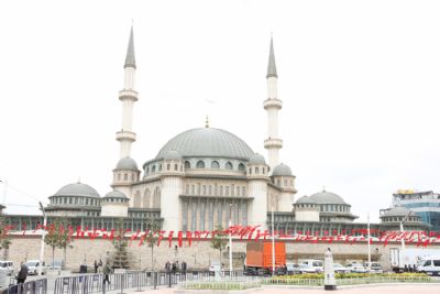 Taksim Camii ibadete a��ld�