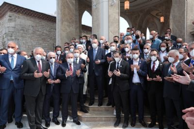 Taksim Camii ibadete a��ld�