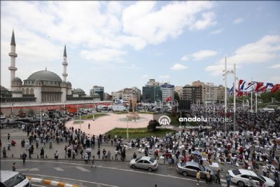 Taksim Camii ibadete a��ld�