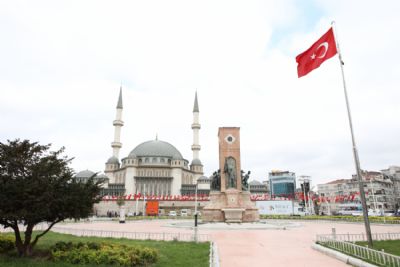 Taksim Camii ibadete a��ld�