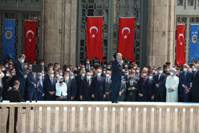 Taksim Camii ibadete a��ld�