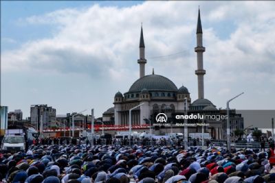 Taksim Camii ibadete a��ld�