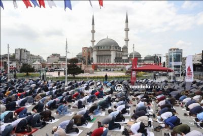 Taksim Camii ibadete a��ld�