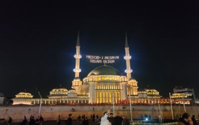 Taksim Camii'ndeki Dijital Mahyaya 