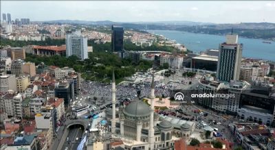 Taksim Camii ibadete a��ld�