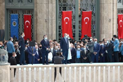 Taksim Camii ibadete a��ld�